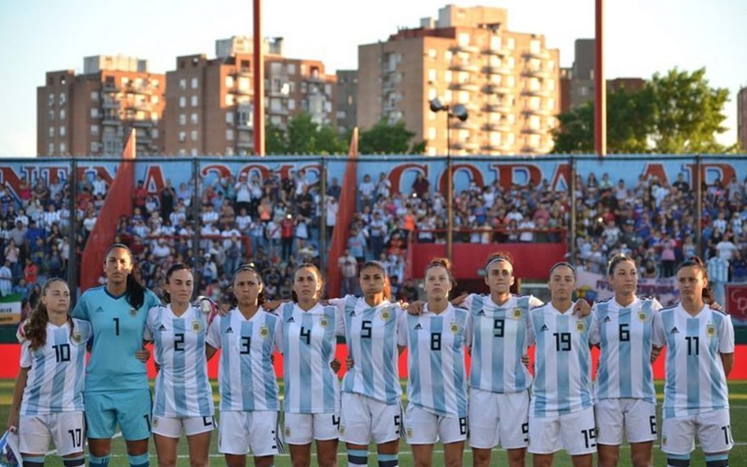 “En Argentina el sacrificio del fútbol femenino es sólo por pasión”