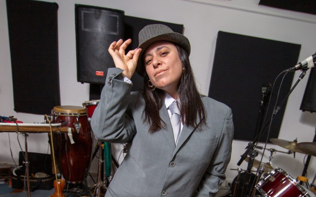 «CRUDA. Hija de los ’90» llega al Alambique Teatro